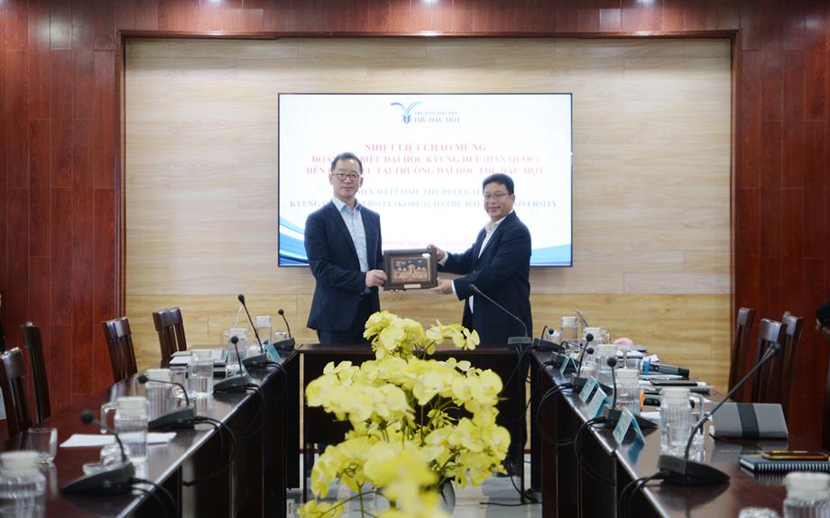 Thu Dau Mot University and Kyung Hee University Establish Cooperative Relations in Training, Research and Cultural Exchange