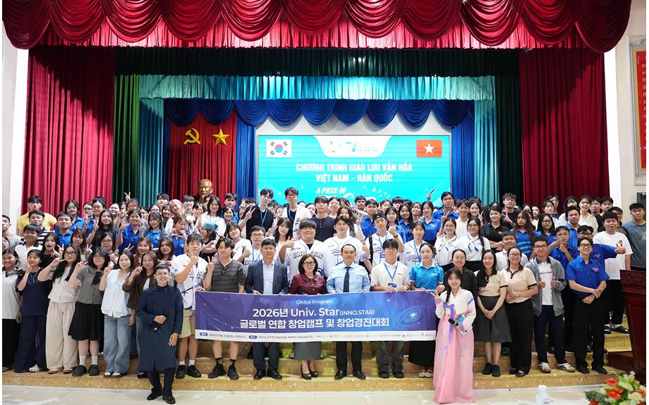 Vietnamese and Korean Students Connect Through Culture at "A Piece of Vietnam"