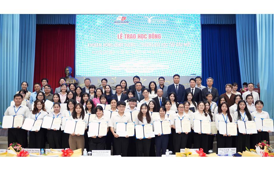 KOCHAM HCMC (Binh Duong) Awards 35 Scholarships to Korean Language Students at Thu Dau Mot University