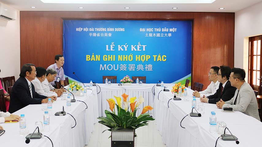 Thu Dau Mot University signed the memorandum to establish the friendly ...
